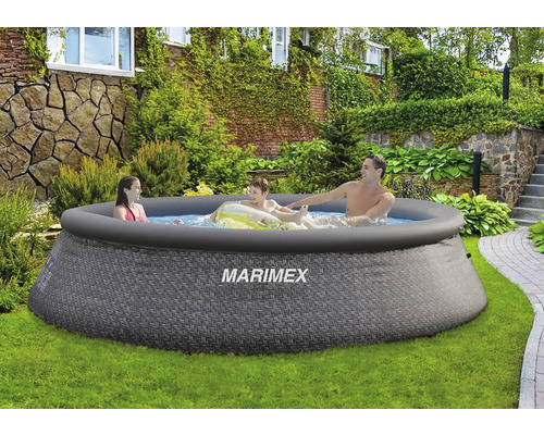 Rodina v bazéne Marimex v záhrade