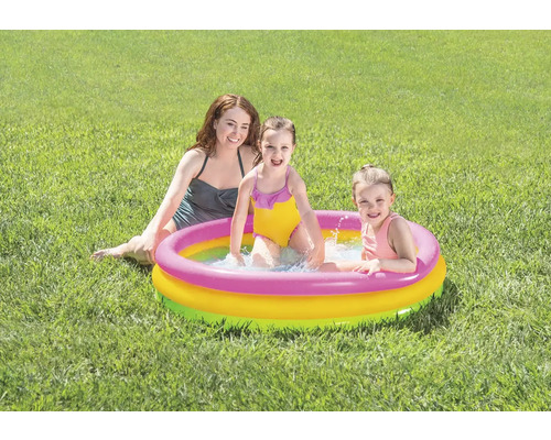 Nafukovací detský bazén s hrajúcimi sa deťmi v záhrade
