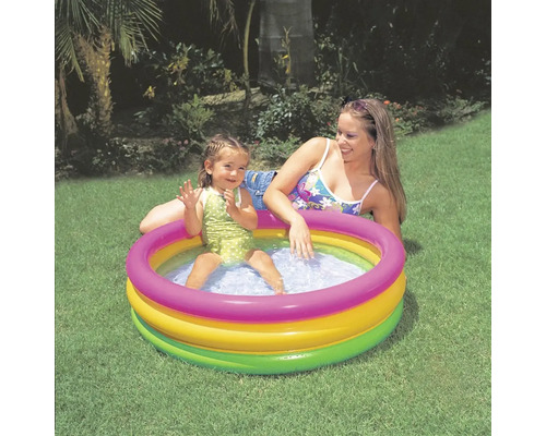 Matka a dieťa v nafukovacom bazéniku v záhrade