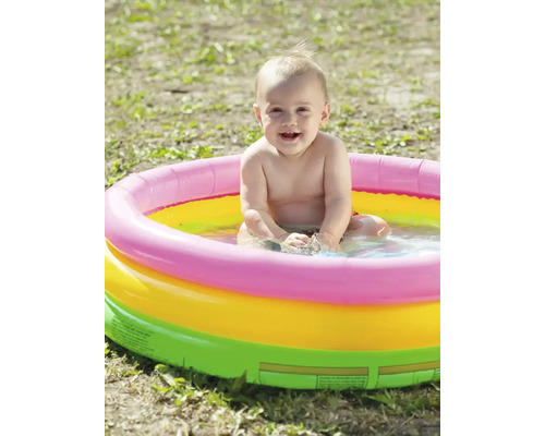 Usmievajúce sa dieťa v bazéniku