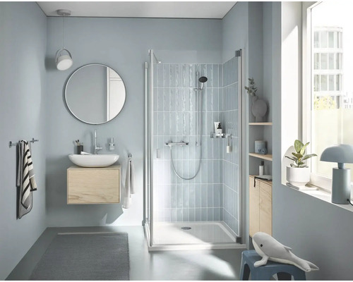 Svetlá kúpeľňa so sprchou, umývadlom a zrkadlom