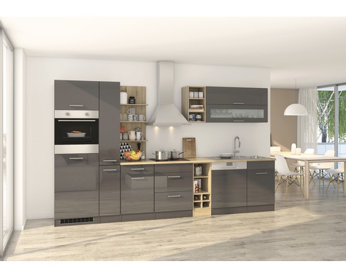 Moderná kuchyňa so sivými skrinkami, drezom, sporákom a digestorom