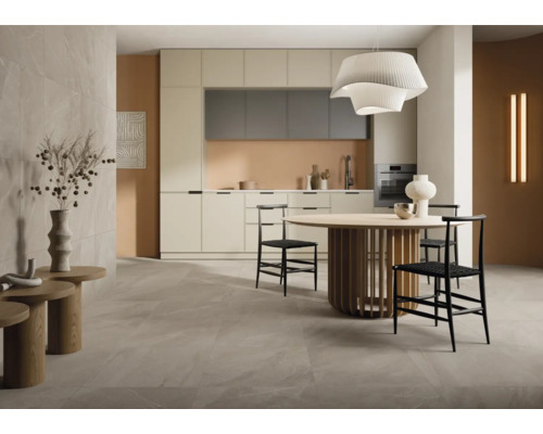 Svetlá kuchyňa s jedálenským stolom a stoličkami v modernom dizajne.