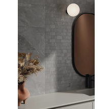 Kúpeľňa so sivými obkladmi, zrkadlom a lampou