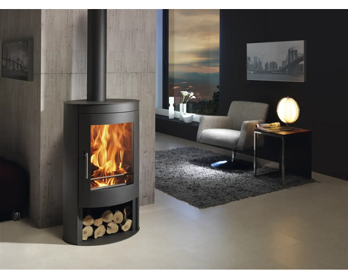 Obývacia izba s krbovými kachľami, kreslom a dekoráciami pre útulnú atmosféru