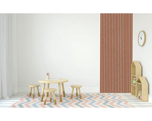 Svetlá detská izba s dreveným stolom, stoličkami, stenovými panelmi a knižnicami v tvare domu