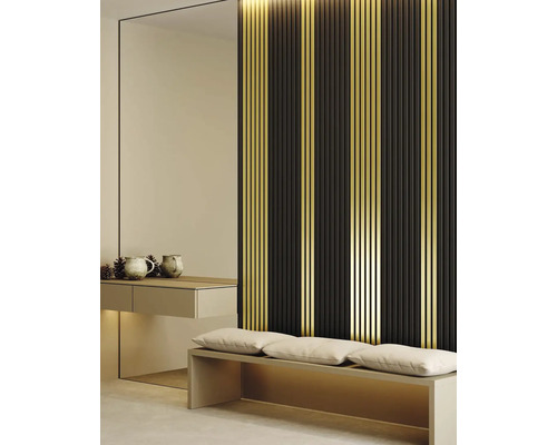 Interiér s nástennými panelmi, zrkadlom, lavicou a komodou