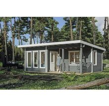 Moderný drevený záhradný domček s plochou strechou, oknami a grilom vo vonkajšom priestore.