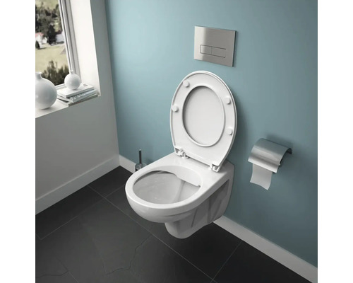 Závesné WC s otvoreným splachovacím okrajom a WC sedadlom v kúpeľni