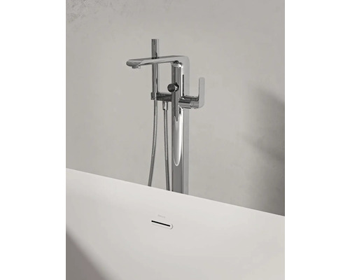 Voľne stojaca vaňová batéria s ručnou sprchou vedľa vane