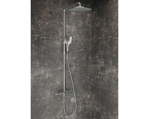 Sprchový stĺp s hlavovou a ručnou sprchou v kúpeľni