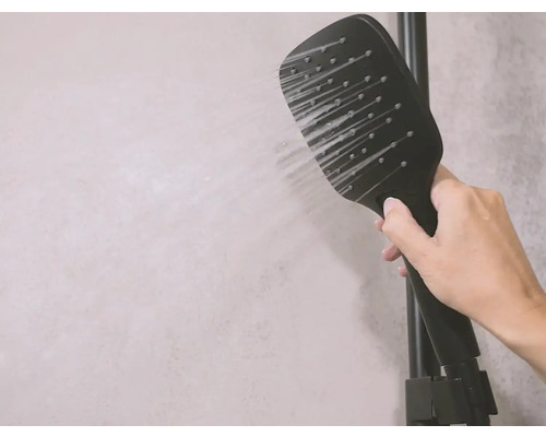 Ručná sprcha s prúdom vody v ruke