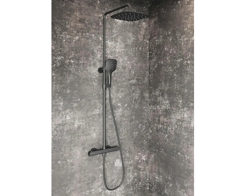 Čierna sprchová armatúra s hlavovou a ručnou sprchou pred sivou stenou