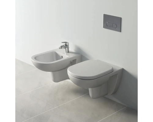 Závesný bidet a závesné WC s ovládacím panelom na stene