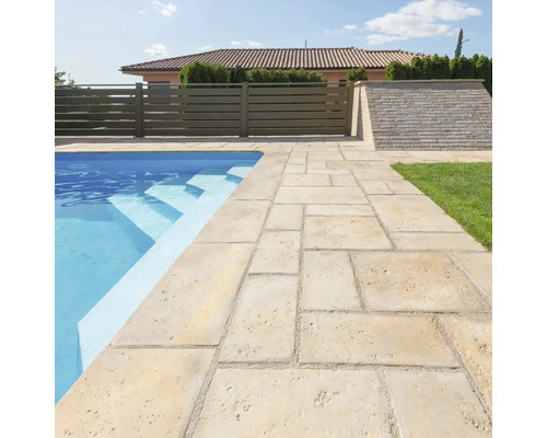 Bazén s kamennými schodmi, chodník z kamenných dosiek a plot v záhrade