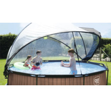 Okrúhly bazén s krytom a hrajúcimi sa deťmi v záhrade.