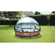 Nadzemný bazén so strechou v záhrade s ľuďmi