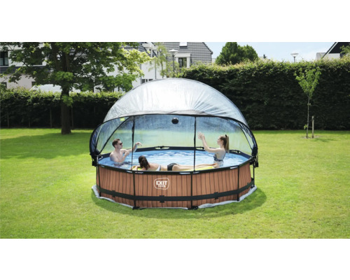 Nadzemný bazén so strechou v záhrade s ľuďmi