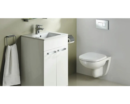 Kúpeľňa s umývadlovou skrinkou, závesným WC a držiakom na uteráky