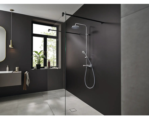 Moderná kúpeľňa so sprchou, umývadlom a oknom pre svetlé prostredie