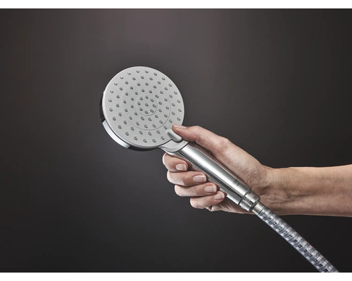 Ručná sprcha s hadicou v ruke