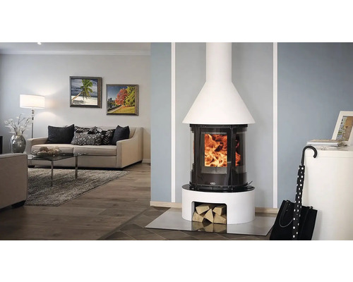 Obývacia izba s krbovými kachľami, pohovkou a dekoráciou pre útulnú atmosféru