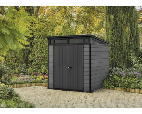 Záhradný domček v záhrade s dvojkrídlovými dverami a svetlíkom