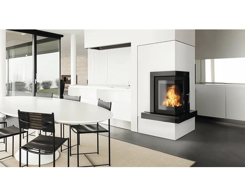 Svetlá obývacia izba s jedálenským stolom, stoličkami a krbovými kachľami