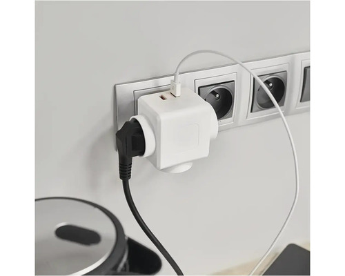 Adaptér zásuvky s USB portami v nástennej zásuvke