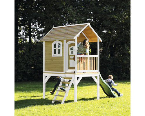 Drevený herný domček so šmýkačkou a rebríkom v záhrade