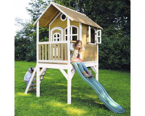 Detský drevený domček so šmýkačkou na záhrade.