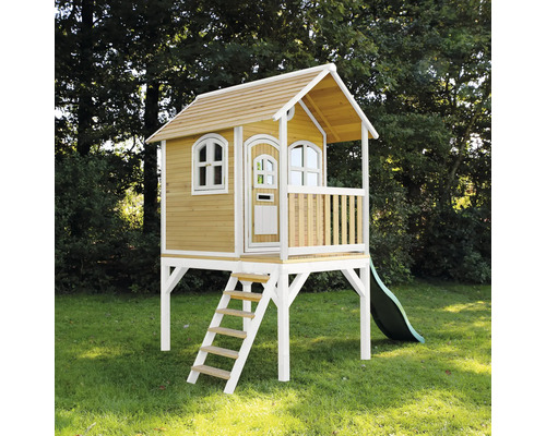 Drevený domček na hranie so šmýkačkou a schodmi v záhrade.