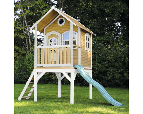 Drevený hrací domček so šmýkačkou a rebríkom v záhrade