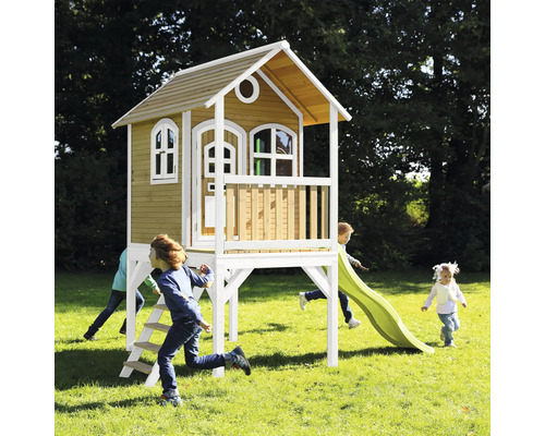 Detský domček so šmýkačkou a deťmi v záhrade