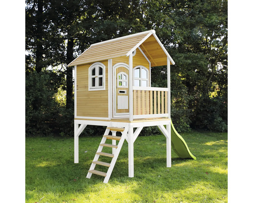 Drevený hrací domček so šmykľavkou a rebríkom v záhrade