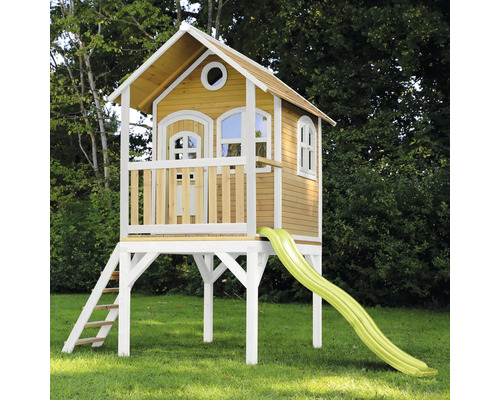 Drevený domček na hranie so šmykľavkou a rebríkom v záhrade