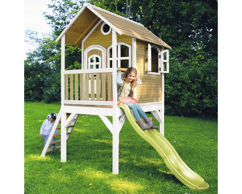 Detský domček so šmýkačkou a rebríkom v záhrade