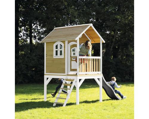 Detský domček so šmýkačkou, rebríkom a deťmi v záhrade