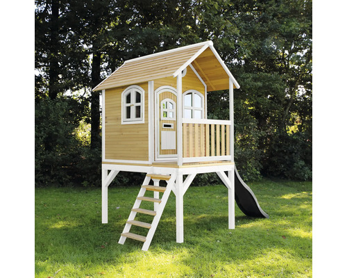 Drevený hrací domček so šmýkačkou a schodiskom v záhrade