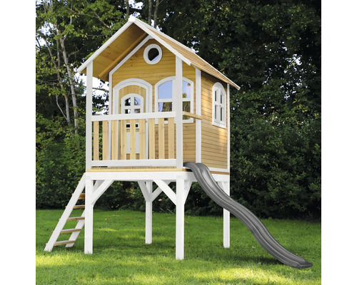Drevený domček na hranie so šmykľavkou a rebríkom v záhrade