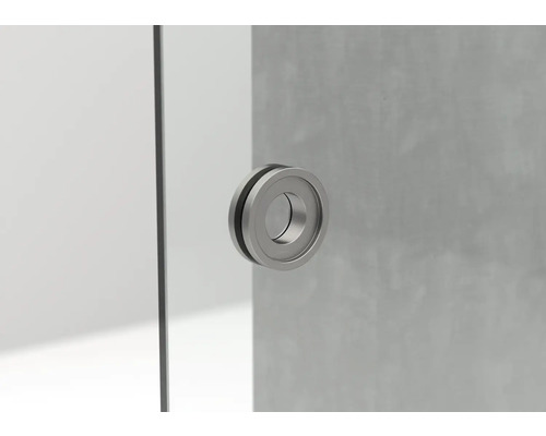 Okrúhla kovová kľučka dverí na sklenených dverách