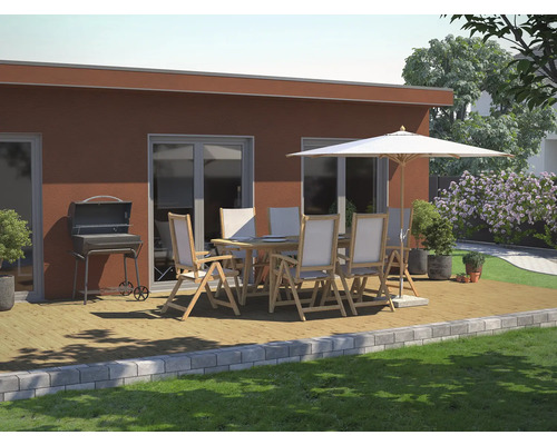 Vonkajší priestor s grilom, záhradným stolom, stoličkami a slnečníkom na drevenej terase.