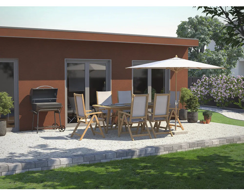 Terasa so záhradným stolom, stoličkami, slnečníkom a grilom
