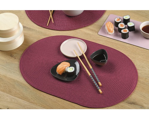Prestretý stôl s prestieraním, riadom a sushi