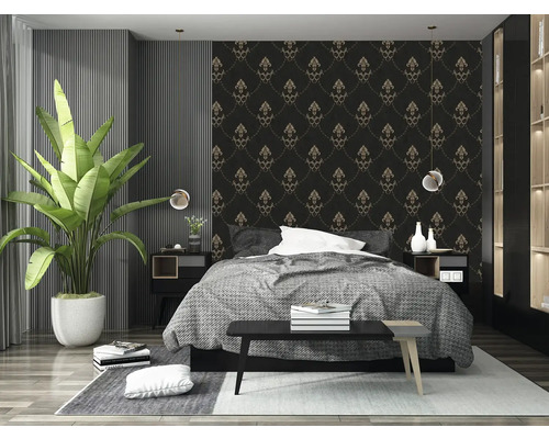 Spálňa s posteľou, nočnými stolíkmi, izbovou rastlinou a vzorovanou tapetou