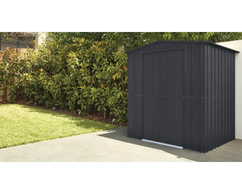 Kovová záhradná búda vo vonkajšom prostredí