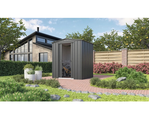 Kovová záhradná búda s otvorenými dverami a bicyklom v záhrade