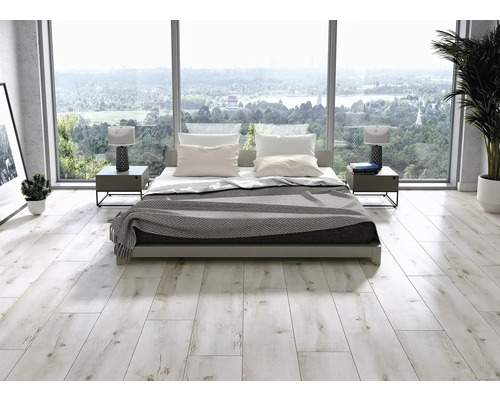 Spálňa s posteľou, nočnými stolíkmi a svetlou drevenou podlahou