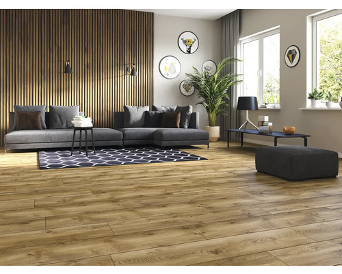 Svetlá obývacia izba s drevenou podlahou, sivou pohovkou a dekoratívnymi prvkami