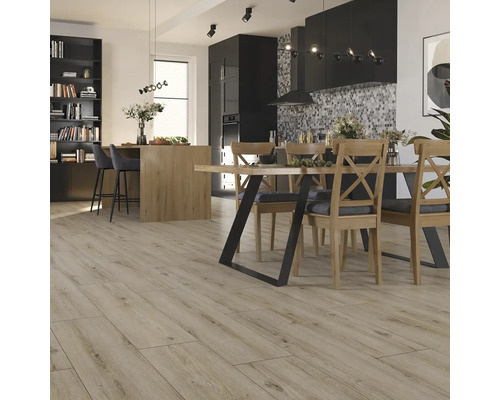 Svetlá drevená podlaha v jedálni s dreveným stolom a stoličkami v moderne zariadenej kuchyni.